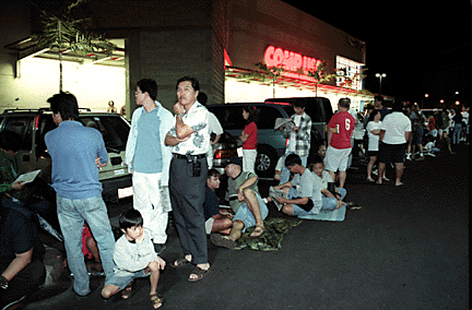 ▲ 在 CompUSA 外彻夜排队的消费者 图片来自：Editorial Archives