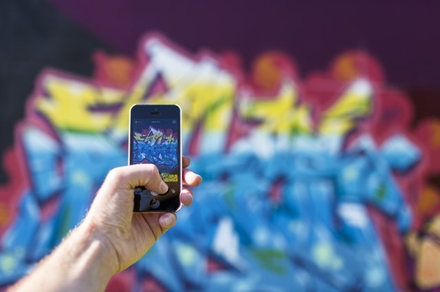 iphone-smartphone-taking-photo-graffiti.jpg