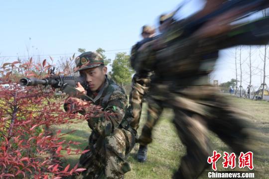 驻沪武警新兵野营拉练战味浓