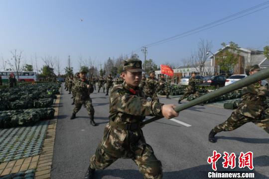 驻沪武警新兵野营拉练战味浓