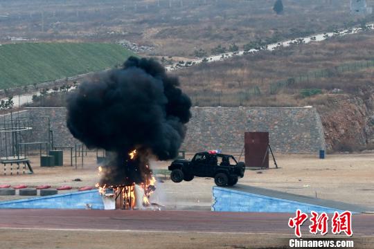 全国公安特警维稳处突实战汇报演练在济南举行