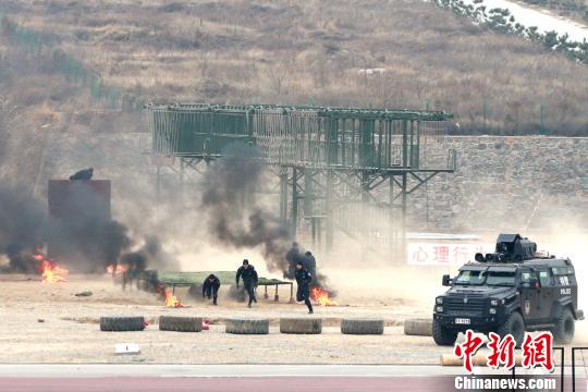 全国公安特警维稳处突实战汇报演练在济南举行