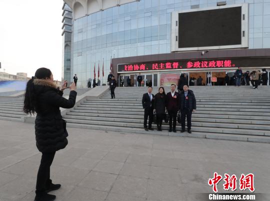 宁夏回族自治区政协十一届二次会议开幕