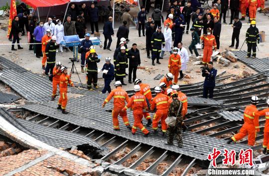 福州一民房倒塌：14人已获救送医 房主被警方控制