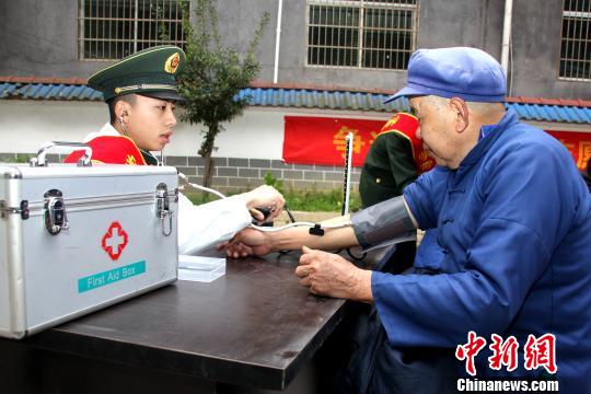 传承雷锋精神 重庆武警走进武陵山区帮困解难(图)