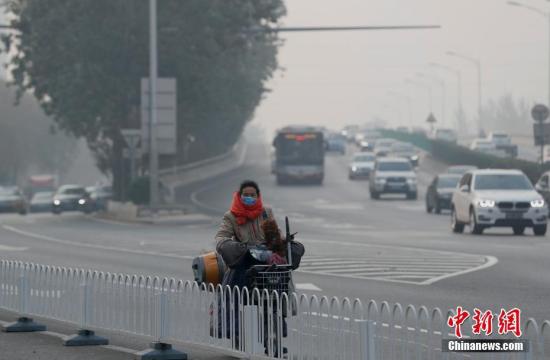 雾霾来袭 北京空气质量跌至重度污染水平