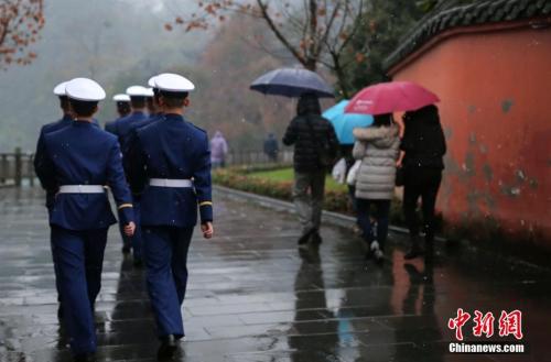 应急部回应消防新制服“火焰蓝”色：体现职业责任