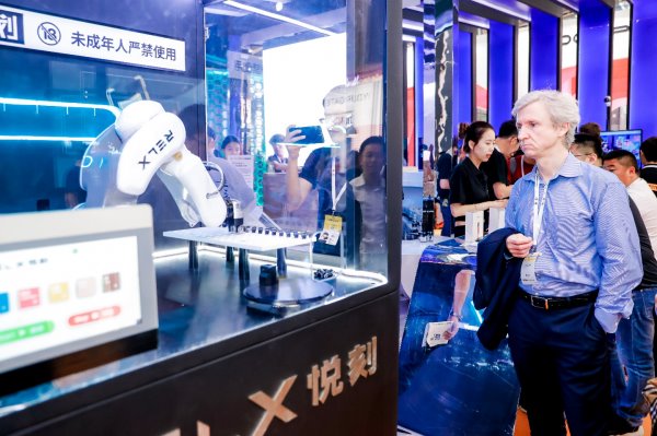 2019 IECIE国际电子烟产业博览会开幕 RELX悦刻创新产品引行业瞩目