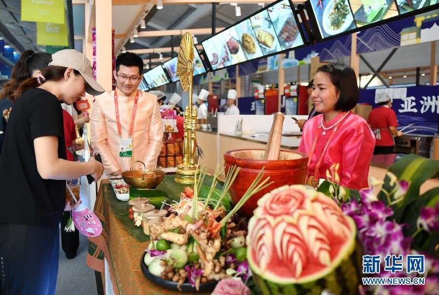 观众热情高 黑科技“助阵” 亚洲美食节“点燃”夏日北京