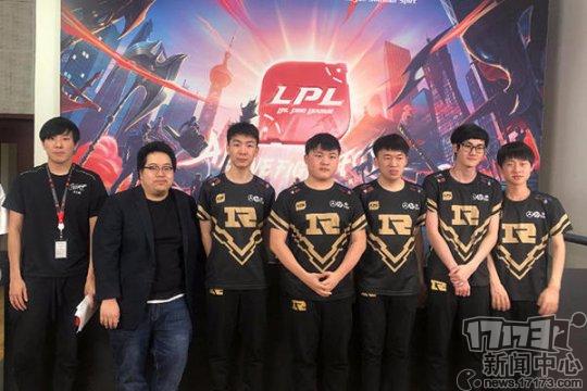 LOL：RNG首秀Uzi成辅助？LPL官推说骚话配图被赞形象