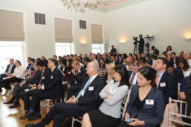 驻英国大使刘晓明与英“亚洲之家”主席格林勋爵对话