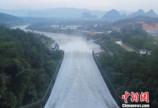 漓江水库群最大水库青狮潭水库开闸排洪