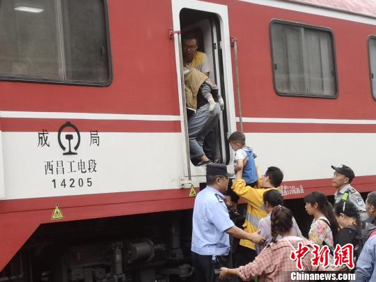 铁路部门紧急转运成昆铁路站区遭受暴雨灾害村民460余人