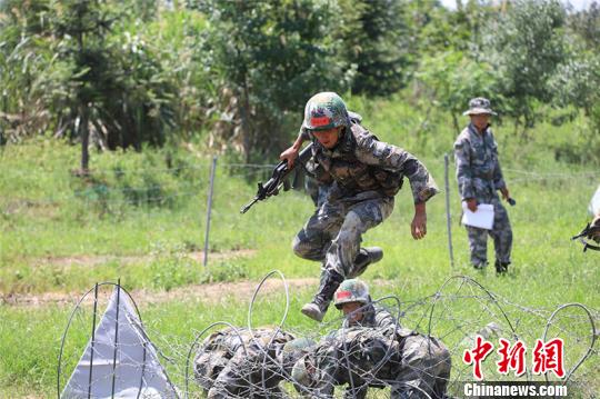 直击最强“烤验”下 部队官兵的高“炎值”