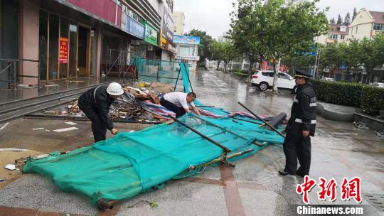 上海城管部门迎战台风“利奇马” 减少台风对民众影响