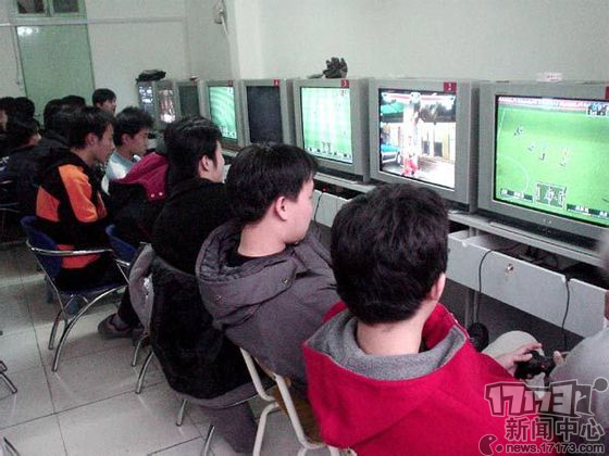 启蒙一代中国玩家，如今却销声匿迹! 带你走进千禧年代的“上古”主机游戏厅