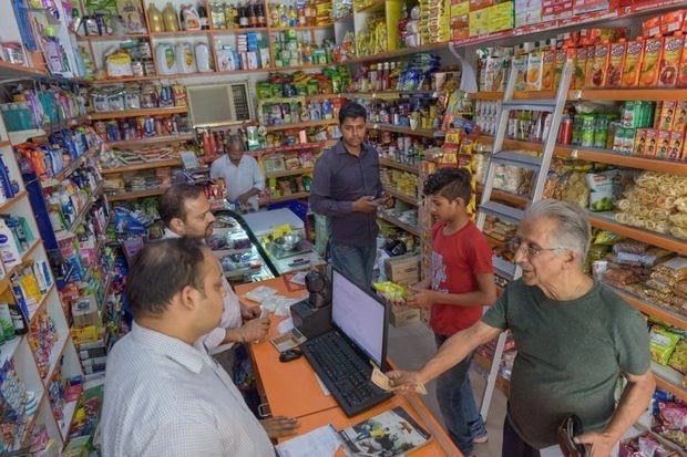 印度首富大战亚马逊沃尔玛：做电商争小卖店支持