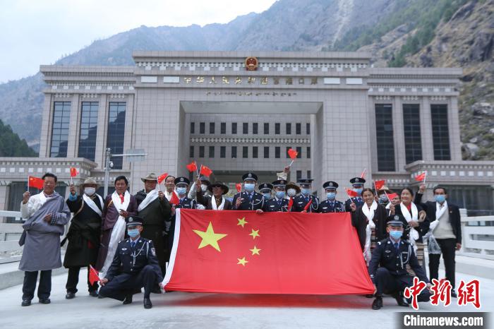 西藏移民警察开展多种活动纪念西藏百万农奴解放61周年