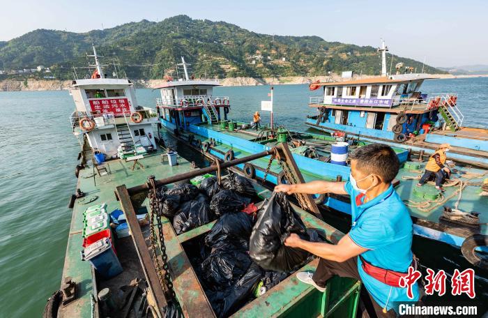三峡库区“滴滴快船”实时接单 快速处理船舶污染物