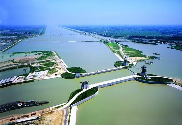 淮河发布洪水红色预警 时隔13年王家坝再开闸