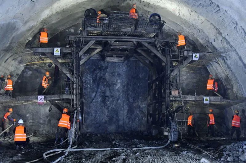 零下42度，穿越多个生态景区……他们如何建成最北高寒高铁长隧？