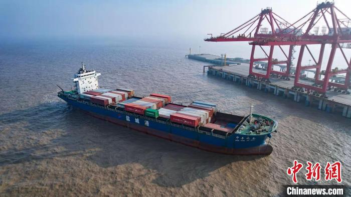 装载农副产品的货轮驶向上海。　盐城港集团供图