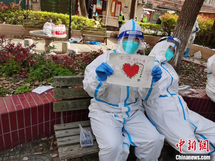 浙江采样医护人员收到上海市民的画。　浙江医院供图