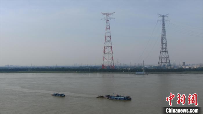 世界最高输电塔在江苏江阴跨江架线。　江苏海事局供图