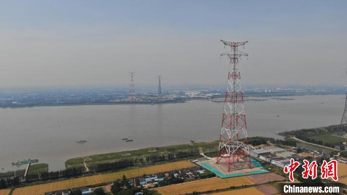 世界最高输电塔在江苏江阴跨江架线