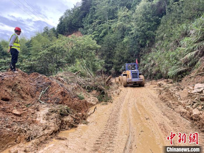 图为中铁二十二局装载机清算古田镇道路塌方。　王炳尧 摄