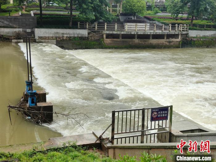 6月12日，南平邵武市古山溪水上涨。　杨文捷 摄