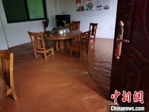 6月1日，武夷山五夫镇暴雨引发洪水漫灌至当地养老院。养老院人员已平安转移。　彭德义 摄