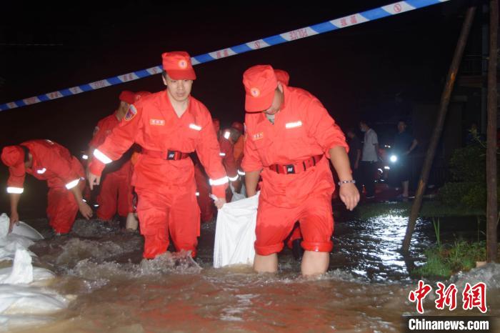 21日清晨4时许，中国安能第二工程局南昌分公司抢险救援人员正在江西乐平市东湖排涝站区域封堵管涌。　徐迎华 摄
