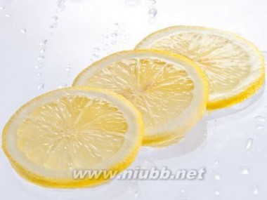 鲜柠檬片泡水的功效 鲜柠檬片泡水可减肥美容