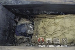 江苏泰兴出土明代不腐男尸 江苏泰兴出土明代不腐男尸 指甲面容完整历500年不腐