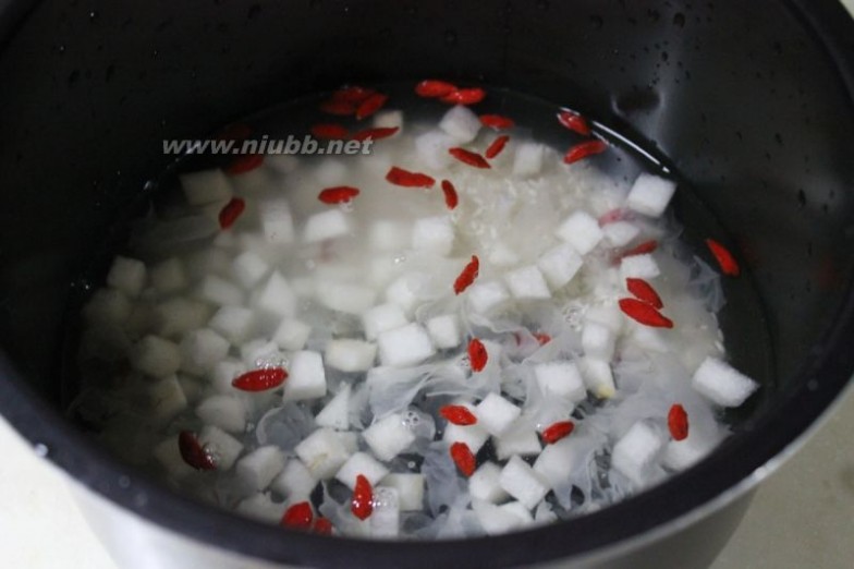 银耳雪梨粥的做法 银耳雪梨粥的做法，银耳雪梨粥怎么做好吃，银耳雪梨粥的家常做法