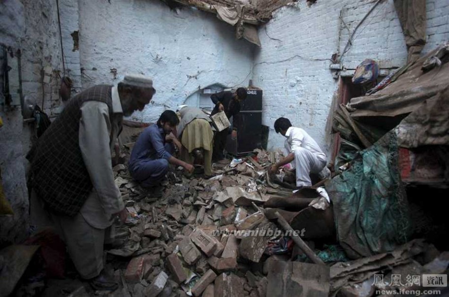 逃出办公大楼 阿富汗7.8级大地震