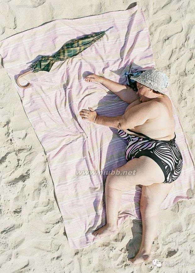 晒日光浴 那些躺在在沙滩上晒日光浴的人们！