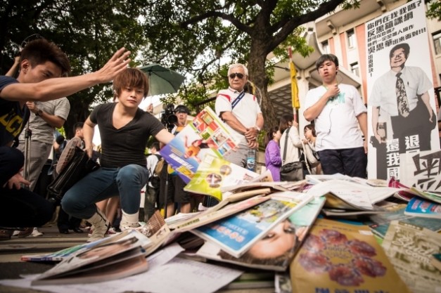 台湾教育部 反课纲微调中学生攻占台湾“教育部”24名学生被捕