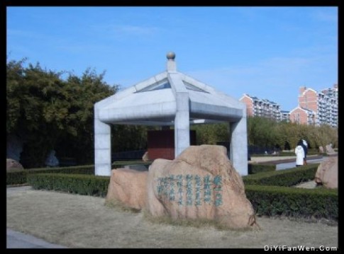 上海龙华烈士陵园“四．一二殉难者”纪念雕塑图片