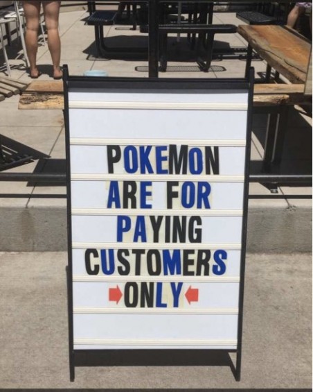 某商家在店铺外的告示：“仅限已消费顾客在店里玩Pokeman”
