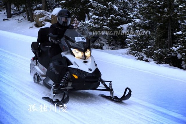 冬天美国黄石公园里的雪地摩托车(图)