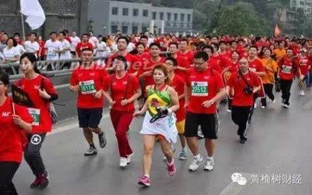 2011重庆马拉松成绩 重庆马拉松的经济账本：奔跑的3.5万人是一块大蛋糕！