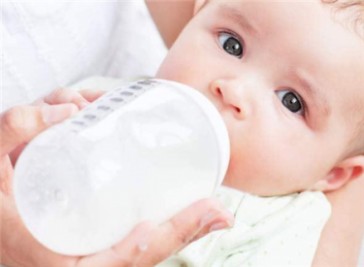 宝宝奶粉能经常换吗 宝宝奶粉要经常换吗？ 经常换奶粉小心适得其反！