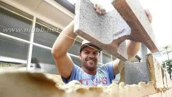 澳洲搬砖工周薪3万 一技之长太必要！澳洲搬砖工周薪3万还缺人