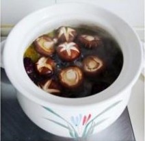香菇鸡汤的做法 香菇乌鸡汤的做法，香菇乌鸡汤怎么做，香菇乌鸡汤的家常做法