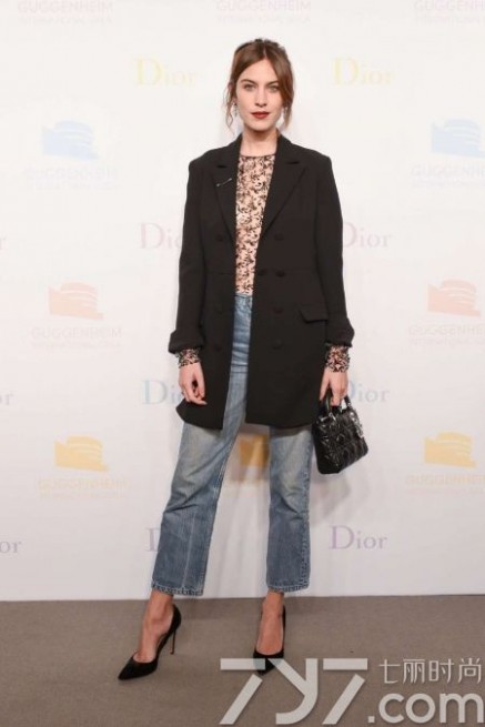 艾里珊·钟 艾里珊·钟（Alexa Chung ）最新私服 小西装+牛仔裤帅气又时髦