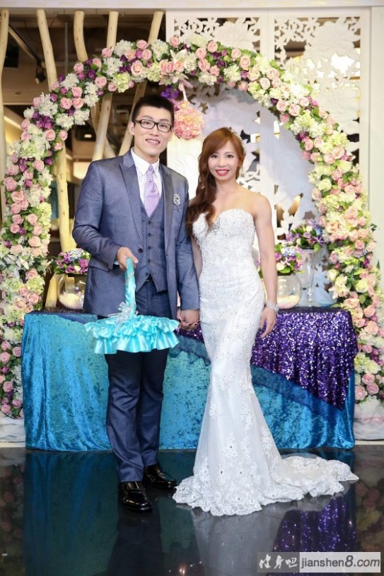 穿婚纱做引体向上 最猛新娘——台湾肌肉新娘“小猪”穿婚纱引体向上！