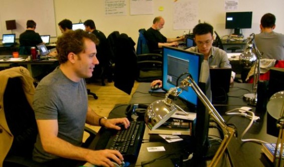 一家典型的创业公司：简单的办公环境，杂乱摆放的电脑，几乎清一色男性的工程师团队