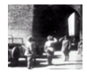解放战争中的一幕 下图记载了解放战争三大战役期间，国民党某部士兵将城门的钥匙交给人民解放军的一幕，它最有可能发生在（）
